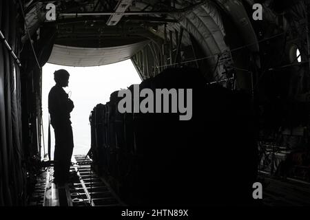 Personal Sgt. McArthur Posey, 36. Expeditionary Airlift Squadron Loadmaster, bereitet containerisierte Liefersysteme (CDS) für den Luftabfall auf einem C-130J Super Hercules vor, wie sie während des Trainings Cope South 2022, 20. Februar 2022, über Bangladesch durchgeführt wurden. Die für die EAS 36. beauftragten Luftwaffe arbeiteten Seite an Seite mit Piloten und Betreuern der Luftwaffe von Bangladesch, um im Rahmen der Tagesaufgaben Luftabfälle und Tiefflug durchzuführen. Übung Cope South bietet Pacific Air Forces und den Streitkräften von Bangladesch die Möglichkeit, ihre Beziehungen zu stärken und die Interoperabilität zu verbessern, um effektiver zu agieren Stockfoto