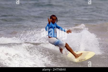 Puerto Cabello, Carabobo, Venezuela. 1. März 2022. 01. März 2022. Die Praxis des Surfens, während der Karnevalstage war eine Option für die Liebhaber dieses Sports, in Waikiki Beach. In Puerto Cabello, Bundesstaat Carabobo. Foto: Juan Carlos Hernandez (Bild: © Juan Carlos Hernandez/ZUMA Press Wire) Stockfoto