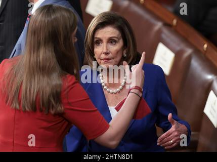 Washington, DC, USA. 01. März 2022. Die Sprecherin des Repräsentantenhauses der Vereinigten Staaten, Nancy Pelosi (Demokratin von Kalifornien), bereitet sich auf die Rede des US-Präsidenten Joe Biden zur Lage der Union vor, die am 01. März 2022 in Washington, DC, im Repräsentantenhaus des US-Kapitols stattfindet. Bei seiner ersten Rede zur Lage der Union wird Biden voraussichtlich die Bemühungen seiner Regierung hervorheben, eine globale Reaktion auf die russische Invasion in der Ukraine anzuführen, die Inflation einzudämmen und das Land aus der COVID-19-Pandemie herauszuführen. Credit: Win Mc Namee/Pool Via Cnp/Media Punch/Alamy Live News Stockfoto