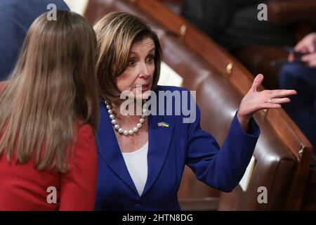 Washington, DC, USA. 01. März 2022. Die Sprecherin des Repräsentantenhauses der Vereinigten Staaten, Nancy Pelosi (Demokratin von Kalifornien), bereitet sich auf die Rede des US-Präsidenten Joe Biden zur Lage der Union vor, die am 01. März 2022 in Washington, DC, im Repräsentantenhaus des US-Kapitols stattfindet. Bei seiner ersten Rede zur Lage der Union wird Biden voraussichtlich die Bemühungen seiner Regierung hervorheben, eine globale Reaktion auf die russische Invasion in der Ukraine anzuführen, die Inflation einzudämmen und das Land aus der COVID-19-Pandemie herauszuführen. Credit: Win Mc Namee/Pool Via Cnp/Media Punch/Alamy Live News Stockfoto