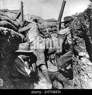 Australischer leichter Reiter, der mit einem Periskopgewehr über den Graben schaut Stockfoto