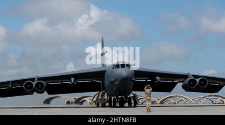 Master-Sgt. Christopher McLellan, 49. Test- und Evaluierungstaffel, Marschalls in einer B-52-Stratofortress mit 53. Flügeln, 22. Februar 2022 auf dem Luftwaffenstützpunkt Eglin, Florida. Die Luftbesatzung brachte den Bomber von der Barksdale AFB, Louisiana, mit, um dem Flügelpersonal die Möglichkeit zu geben, eines ihrer geografisch getrennten Flugzeuge aus der Nähe zu sehen. (USA Luftwaffe Foto/Ilka Cole) Stockfoto