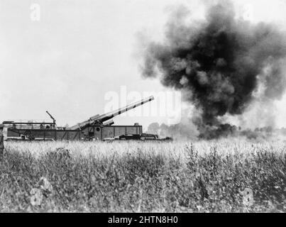12-Zoll-Mark IX-Kanone der Royal Garrison Artillery auf Eisenbahnmontage in Aktion in Meaulte, September 1916. Stockfoto