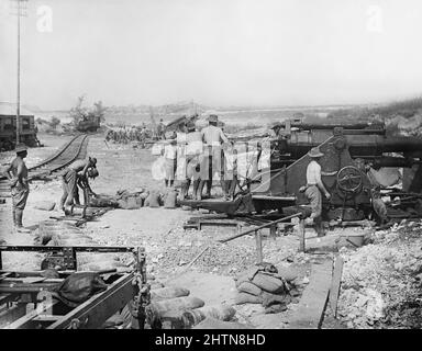 9,2 Zoll Haubitze (Mark VI) Batterie der Royal Australian Artillery in Aktion. Fricourt, August 1916. Stockfoto