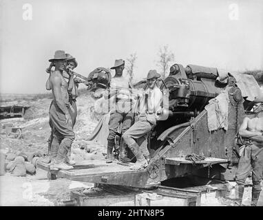 Schlacht von Pozieres Ridge. Männer einer australischen Kanonenmannschaft, die eine 9,2-Zoll-Haubitze bedient, werden die Männer aufgrund des heißen Wetters bis zur Taille abgestreift. Fricourt, August 1916 während der Schlacht an der Somme. Stockfoto