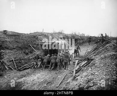 Truppen helfen, einen Krankenwagen der 16. (irischen) Division durch den Schlamm in Mametz Wood zu bekommen, Juli 1916. Stockfoto