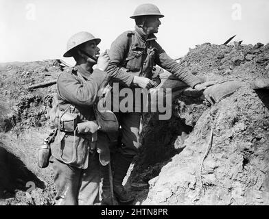 Offiziere des Gloucestershire-Regiments in einem Frontgraben in der Nähe von Ginchy, September 1916 während der Schlacht an der Somme. Stockfoto