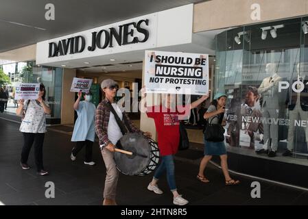 2.. März 2022, Melbourne, Australien. Nicht geimpfte ehemalige Gesundheitshelfer protestieren gegen Regierungsmandate, die ihnen die Rückkehr zur Arbeit nicht erlauben, es sei denn, sie wurden gegen COVID-19 geimpft. Quelle: Jay Kogler/Alamy Live News Stockfoto