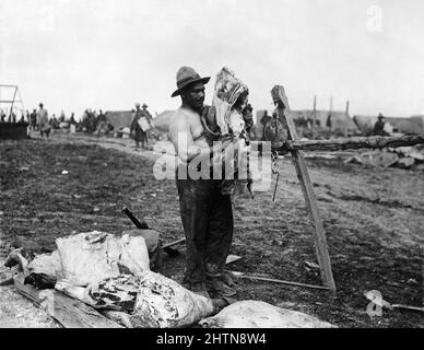 Ein Maori-Schlächter der neuseeländischen Expeditionstruppe bei der Arbeit in der Nähe von Fricourt. September 1916 während der Schlacht an der Somme Stockfoto