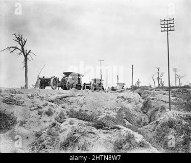 6 Zoll 26 cwt Haubitzen der Royal Garrison Artillery, die von holt Raupentraktoren entlang der Hauptstraße Albert - Fricourt gezogen werden, 25.. August 1916 während der Schlacht an der Somme Stockfoto