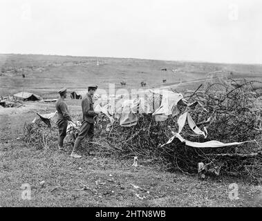 Britische Truppen trocknen ihre Wäsche auf altem deutschen Stacheldraht vor Mametz, September 1916. Stockfoto