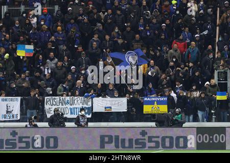 Bergamo, Italien. 28.. Februar 2022. Italien, Bergamo, 28 2022. februar: Atalanta-Anhänger zeigen auf den Tribünen ukrainische Fahnen und Banner gegen den Krieg während des Fußballspiels ATALANTA gegen SAMPDORIA, Serie A 2021-2022 day27, Gewiss-Stadion (Bildquelle: © Fabrizio Andrea Bertani/Pacific Press via ZUMA Press Wire) Stockfoto