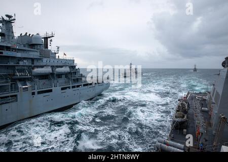 ATLANTISCHER OZEAN (Feb 24, 2022) – Hilfsschiff FGS Berlin (A1411), links, Niederländischer Zerstörer HNLMS Van Amstel (F831), Mitte, Arleigh Burke-Klasse Lenkraketen-Zerstörer USS the Sullivans (DDG 68), hinten rechts, und USS Donald Cook (DDG 75) segeln in Formation während einer Auffüllung auf See während der NATO-Übung Dynamic Guard 22-01, Feb. 24. Donald Cook wird in das europäische Einsatzgebiet entsandt und nimmt an einer Reihe von maritimen Aktivitäten zur Unterstützung der Sechsten Flotte der USA und der NATO-Alliierten Teil. (USA Navy Foto von Mass Communication Specialist Seaman Nichola M. Skyles) Stockfoto