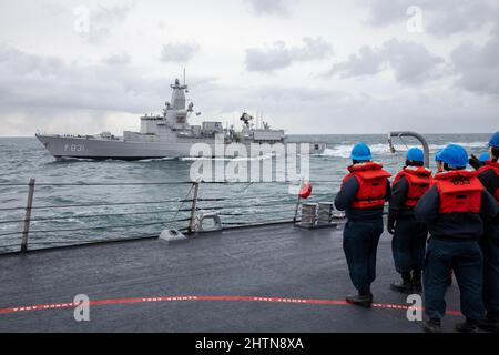 ATLANTISCHER OZEAN (Feb 24, 2022) – der Arleigh Burke-Klasse-Lenkraketen-Zerstörer USS Donald Cook (DDG 75) und die niederländische Zerstörerin HNLMS Van Amstel (F831) bereiten sich darauf vor, während der NATO-Übung Dynamic Guard 22-01, 24. Februar, an der Seite des deutschen Hilfsschiffs FGS Berlin (A1411) eine Auffüllung auf See zu erlegen. Donald Cook wird in das europäische Einsatzgebiet entsandt und nimmt an einer Reihe von maritimen Aktivitäten zur Unterstützung der Sechsten Flotte der USA und der NATO-Alliierten Teil. (USA Navy Foto von Mass Communication Specialist Seaman Nichola M. Skyles) Stockfoto