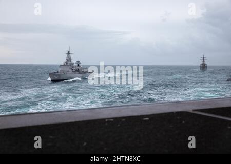 NORDSEE (Feb 24, 2022) – die niederländische Zerstörerin HNLMS Van Amstel (F831), links, und der Arleigh Burke-Klasse-Lenkrakenzerstörer USS the Sullivans (DDG 68) segeln in Formation hinter dem deutschen Hilfsschiff FGS Berlin (A1411) und dem Lenkrakenzerstörer USS Donald Cook (DDG 75) während der NATO-Übung Dynamic Guard 22-01, Feb. 24. Donald Cook wird zum europäischen Einsatzgebiet entsandt und nimmt an einer Reihe von maritimen Aktivitäten zur Unterstützung der Sechsten Flotte der USA und der NATO-Verbündeten Teil. (USA Navy Foto von Mass Communication Specialist Seaman Nichola M. Skyles) Stockfoto