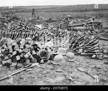 Eine allgemeine Ansicht, die einen Stapel von Bomben und anderen Geschäften zeigt, die zurückgelassen wurden, nachdem die Deutschen am 13. November 1916 von der 39. Division aus St. Pierre-Divion vertrieben wurden. Stockfoto