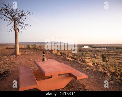 Kaffee auf dem Telegraph Hill auf einem Picknicktisch bei einem Boab-Baum (Adansonia gregorii), Parry Lagunen, East Kimberley Stockfoto