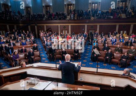 Washington, USA. 01. März 2022. US-Präsident Joe Biden hält seine Rede zur Lage der Union vor einer gemeinsamen Sitzung des Kongresses in der Kammer des Repräsentantenhauses der Vereinigten Staaten auf dem Capitol Hill in Washington, DC, USA 01. März 2022. Die Rede von Präsident Biden findet inmitten der anhaltenden Invasion und Bombardierung der Ukraine durch Russland statt. (Foto von Pool/Sipa USA) Quelle: SIPA USA/Alamy Live News Stockfoto