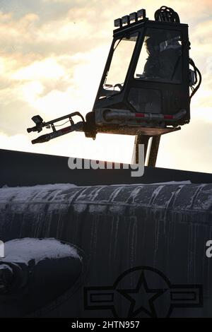 910. Enteisungs-Crews der Wartungsgruppe verwenden spezielle Ausrüstung, um Schnee und Eis von C-130H Hercules am 5. Februar 2022 an der Youngstown Air Reserve Station zu entfernen. Während der Einheit-Trainingseinheit im Februar führten Airmen vom 910. MXG zusammen mit den Mitgliedern der 910. Operations Group Flugoperationen durch, um kampfbereit zu bleiben. (USA Luftwaffe Foto/Staff Sgt. Christina Russo) Stockfoto