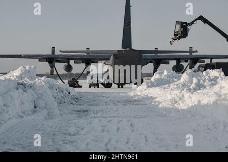 Ein C-130H Hercules Flugzeug, das der 757. Airlift Squadron zugewiesen wurde, sitzt auf der Fluglinie am 5. Februar 2022 an der Youngstown Air Reserve Station. Während der Einheit-Trainingseinheit im Februar bereiteten Airmen von der 910. Maintenance Group Flugzeuge für den Flugbetrieb unter extremen Winterbedingungen vor, indem sie Schnee und Eis beseitigen. (USA Luftwaffe Foto/Staff Sgt. Christina Russo) Stockfoto