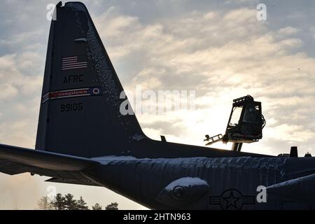 910. Enteisungs-Crews der Wartungsgruppe verwenden spezielle Ausrüstung, um Schnee und Eis von C-130H Hercules am 5. Februar 2022 an der Youngstown Air Reserve Station zu entfernen. Während der Einheit-Trainingseinheit im Februar führten Airmen vom 910. MXG zusammen mit Mitgliedern der Luftbesatzung, die der 910. Operations Group zugewiesen wurden, Flugoperationen durch, um kampfbereit zu bleiben. (USA Luftwaffe Foto/Staff Sgt. Christina Russo) Stockfoto