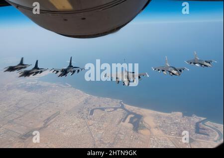 US Air Force F-16 Fighting Falcons, die dem 332d Air Expeditionary Wing zugewiesen wurden, fliegen in Formation über dem Arabischen Golf auf dem Weg zu einer Übung mit einer Partnernation, 26. Februar 2022. Die US Air Forces Central baut regionale Partner weiter auf und stärkt sie durch Schulungen nebeneinander, die Integration von Fähigkeiten und die Verbesserung der Interoperabilität, um Abschreckung zu fördern und Stabilität im gesamten Verantwortungsbereich des U.S. Central Command zu fördern. (USA Foto der Luftwaffe von Staff Sgt. Jerreht Harris) Stockfoto