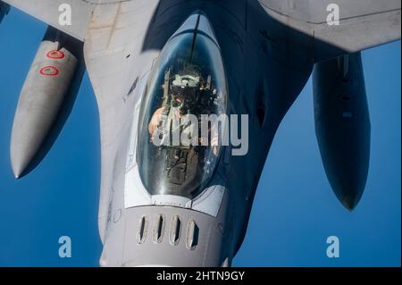 Ein Kampffalcon der US-Luftwaffe F-16, der dem 332d Air Expeditionary Wing zugewiesen wurde, führt Lufttankung mit einem US-Luftwaffenstratortanker KC-135 durch, der dem 28. Expeditionary Air Betanking Squadron oberhalb des Arabischen Golfs zugewiesen wurde, 26. Februar 2022. Die 28. EARS, die bei der US Air Forces Central eingesetzt wurden, betanken mit sechs US-Kampfflugzeugen aus der Luft, um eine Übung mit einem Partnerland zu unterstützen. (USA Foto der Luftwaffe von Staff Sgt. Jerreht Harris) Stockfoto