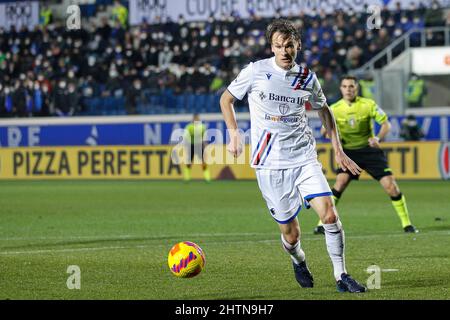Bergamo, Italien. 28.. Februar 2022. Italien, Bergamo, 28 2022. februar: Albin Ekdal (Mittelfeldspieler Sampdoria) dribbelt in der ersten Halbzeit beim Fußballspiel ATALANTA gegen SAMPDORIA, Serie A 2021-2022 day27, Gewiss-Stadion (Bildnachweis: © Fabrizio Andrea Bertani/Pacific Press via ZUMA Press Wire) Stockfoto