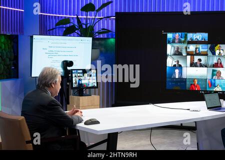 (220302) -- UNITED NATIONS, 2. März 2022 (Xinhua) -- UN-Generalsekretär Antonio Guterres spricht vom UN-Hauptquartier in New York über Video-Telekonferenz beim Start eines Flash-Appells für die Ukraine und eines regionalen Flüchtlingsplanes für Nachbarländer am 1. März 2022 in Genf. Guterres forderte am Dienstag Mittel zur Deckung des zunehmenden humanitären Bedarfs in der Ukraine und Bemühungen zur Beendigung des Konflikts. (Mark Garten/UN Photo/Handout via Xinhua) Stockfoto