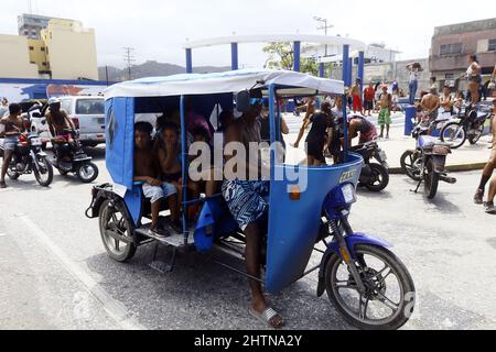 Puerto Cabello, Carabobo, Venezuela. 1. März 2022. 01. März 2022. Die Venezolaner feiern Karneval mit Kostümen, Partys, Masken, Wasser, Witzen und viel Spaß. In Puerto Cabello, Bundesstaat Carabobo. Foto: Juan Carlos Hernandez (Bild: © Juan Carlos Hernandez/ZUMA Press Wire) Stockfoto