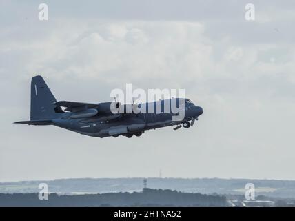 Ein MC-130 J Commando II der US Air Force, der dem Special Operations Wing 352. zugewiesen wurde, hebt am 25. Februar 2022 von der Royal Air Force Mildenhall, England, ab. Der Commando II fliegt eine Vielzahl von Low-Level-Luftbetankungsmissionen für spezielle Einsatzhubschrauber und Flugzeuge und unterstützt gleichzeitig die Infiltration, Exfiltration und Nachversorgung von Spezialeinsatzkräften. (USA Luftwaffe Foto von Senior Airman Kevin Long) Stockfoto