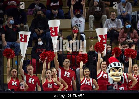 Piscataway, New Jersey, USA. 24.. Februar 2022. Rutgers Scarlet Knights Studenten und Cheerleader während des Spiels zwischen den Rutgers Scarlet Knights und Iowa Hawkeyes in der Jersey Mikes Arena in Piscataway, New Jersey, am Donnerstag, den 24 2022. Februar. Iowa besiegte Rutgers 87-78. Duncan Williams/CSM/Alamy Live News Stockfoto