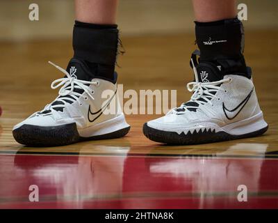 Piscataway, New Jersey, USA. 24.. Februar 2022. Die Nike Schuhe, die von Iowa Hawkeyes getragen wurden, gehen an Monika Czinano (25) während eines Spiels gegen die Rutgers Scarlet Knights in der Jersey Mikes Arena in Piscataway, New Jersey, am Donnerstag, den 24 2022. Februar. Iowa besiegte Rutgers 87-78. Duncan Williams/CSM/Alamy Live News Stockfoto