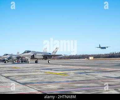 Ein C-130J Hercules-Flugzeug der US-Luftwaffe vom Ramstein Air Base landet auf dem Ämari Air Base, Estland, 28. Februar 2022. Mitglieder des 48. Fighter Wings der Royal Air Force Lakenheath, des 52. Fighter Wings der Spangdahlem Air Base, des 388. Fighter Wings der Hill Air Force Base und des 435. Air Ground Operations Wings der Ramstein Air Base wurden nach Ämari ab eingesetzt, um die kollektive Verteidigung der NATO und die verstärkte Air Policing Mission zu unterstützen. (USA Foto der Luftwaffe von Staff Sgt. Megan M. Beatty) Stockfoto