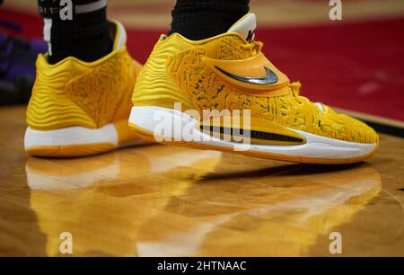 Piscataway, New Jersey, USA. 24.. Februar 2022. Nike Schuhe, die von Iowa Hawkeyes getragen werden, schützen Kate Martin (20) am Donnerstag, den 24 2022. Februar in der Jersey Mikes Arena in Piscataway, New Jersey, gegen die Rutgers Scarlet Knights. Iowa besiegte Rutgers 87-78. Duncan Williams/CSM/Alamy Live News Stockfoto