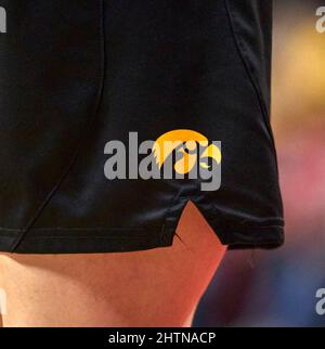 Piscataway, New Jersey, USA. 24.. Februar 2022. Detail des Seiteneinblendlogos auf den Uniformshorts, die die Iowa Hawkeys am Donnerstag, den 24 2022. Februar, gegen die Rutgers Scarlet Knights in der Jersey Mikes Arena in Piscataway, New Jersey, getragen haben. Iowa besiegte Rutgers 87-78. Duncan Williams/CSM/Alamy Live News Stockfoto