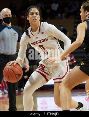 Piscataway, New Jersey, USA. 24.. Februar 2022. Rutgers Scarlet Knights bewachen Lasha Petree (0) in der zweiten Hälfte zwischen den Rutgers Scarlet Knights und Iowa Hawkeyes in der Jersey Mikes Arena in Piscataway, New Jersey, am Donnerstag, den 24 2022. Februar. Iowa besiegte Rutgers 87-78. Duncan Williams/CSM/Alamy Live News Stockfoto