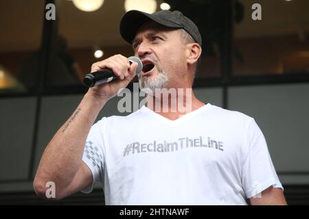 Sydney, Australien. 2.. März 2022. Ein Sprecher spricht vor Demonstranten, die das Mandat für Ameisenimpfungen vor dem NSW-parlament in der Macquarie Street vertreten. Kredit: Richard Milnes/Alamy Live Nachrichten Stockfoto