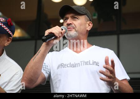 Sydney, Australien. 2.. März 2022. Ein Sprecher spricht vor Demonstranten, die das Mandat für Ameisenimpfungen vor dem NSW-parlament in der Macquarie Street vertreten. Kredit: Richard Milnes/Alamy Live Nachrichten Stockfoto