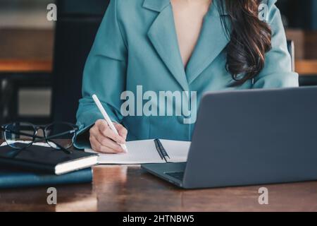 Anlagekonzepte, nutzen Geschäftsfrauen Dokumente und Computer zur Analyse von Aktienmärkten, quantitativer Datenerfassung, Abschlussanalyse Stockfoto