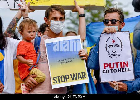 Denpasar, Bali, Indonesien. 1. März 2022. Die Demonstranten halten Plakate, während sie an der Kundgebung teilnehmen. Hunderte ukrainische Bürger und pro-ukrainische Unterstützer hielten auf Bali eine Friedenskundgebung gegen die russische Invasion in der Ukraine am Bajra Sandhi-Denkmal von Denpasar ab. (Bild: © Dicky Bisinglasi/ZUMA Press Wire) Stockfoto