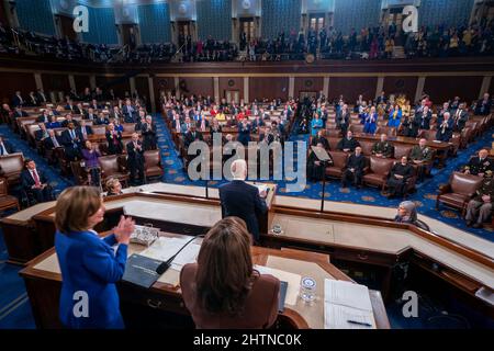 US-Präsident Joe Biden hält seine Rede zur Lage der Union vor einer gemeinsamen Sitzung des Kongresses in der Kammer des Repräsentantenhauses der Vereinigten Staaten auf dem Capitol Hill in Washington, DC, USA 01. März 2022. Die Rede von Präsident Biden findet inmitten der anhaltenden Invasion und Bombardierung der Ukraine durch Russland statt. Quelle: Shawn Thew/Pool via CNP /MediaPunch Stockfoto