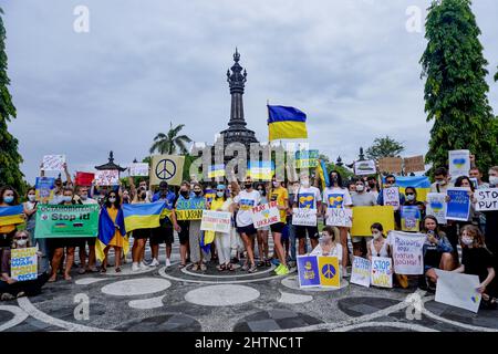 Denpasar, Bali, Indonesien. 1. März 2022. Die Demonstranten halten Plakate, während sie an der Kundgebung teilnehmen. Hunderte ukrainische Bürger und pro-ukrainische Unterstützer hielten auf Bali eine Friedenskundgebung gegen die russische Invasion in der Ukraine am Bajra Sandhi-Denkmal von Denpasar ab. (Bild: © Dicky Bisinglasi/ZUMA Press Wire) Stockfoto