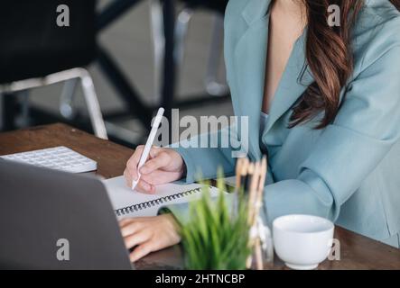 Anlagekonzepte, nutzen Geschäftsfrauen Dokumente und Computer zur Analyse von Aktienmärkten, quantitativer Datenerfassung, Abschlussanalyse Stockfoto