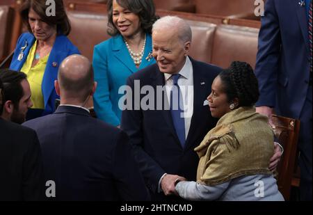 Washington, Usa. 01. März 2022. Präsident Joe Biden begrüßt die Republikanerin Sheila Jackson Lee (D-TX), nachdem Biden am Dienstag, dem 1. März 2022, die Rede zur Lage der Union zu einer gemeinsamen Kongresssitzung im US-Kapitol in Washington, DC, gehalten hatte. Poolfoto von Win McNamee/UPI Credit: UPI/Alamy Live News Stockfoto