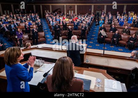 US-Präsident Joe Biden hält seine Rede zur Lage der Union vor einer gemeinsamen Sitzung des Kongresses in der Kammer des Repräsentantenhauses der Vereinigten Staaten auf dem Capitol Hill in Washington, DC, USA 01. März 2022. Präsident Bidens Rede kommt inmitten der anhaltenden Invasion und Bombardierung der Ukraine durch Russland.Quelle: Shawn Thew/Pool via CNP /MediaPunch Stockfoto