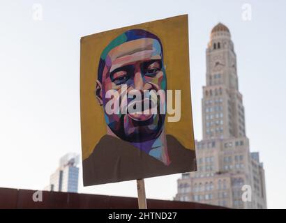 BROOKLYN, NY – 20. April 2021: Ein Bild von George Floyd wird während einer Demonstration gesehen, nachdem Derek Chauvin wegen Mordes an Floyds Tod verurteilt wurde. Stockfoto