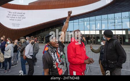 BROOKLYN, NY – 20. April 2021: Demonstranten versammeln sich, nachdem der ehemalige Polizist Derek Chauvin wegen Mordes am Tod von George Floyd verurteilt wurde. Stockfoto