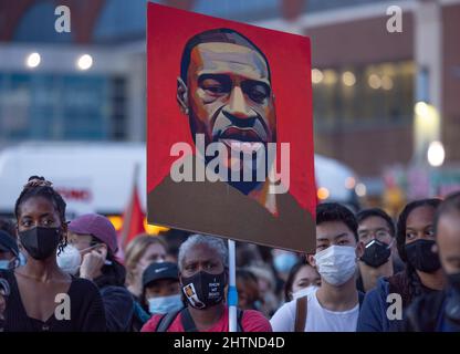 BROOKLYN, NY – 20. April 2021: Demonstranten versammeln sich, nachdem der ehemalige Polizist Derek Chauvin wegen Mordes am Tod von George Floyd verurteilt wurde. Stockfoto