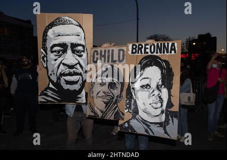 BROOKLYN, NY – 20. April 2021: Demonstranten versammeln sich, nachdem der ehemalige Polizist Derek Chauvin wegen Mordes am Tod von George Floyd verurteilt wurde. Stockfoto